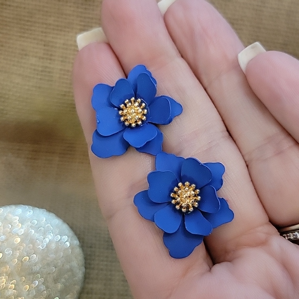 SCULPTURAL FLOWER EARRINGS